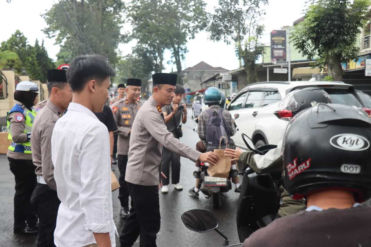 Polres Garut Bersama Mahasiswa Cipayung dan BEM Bagikan Takjil Gratis, Perkuat Sinergi di Bulan Ramadan